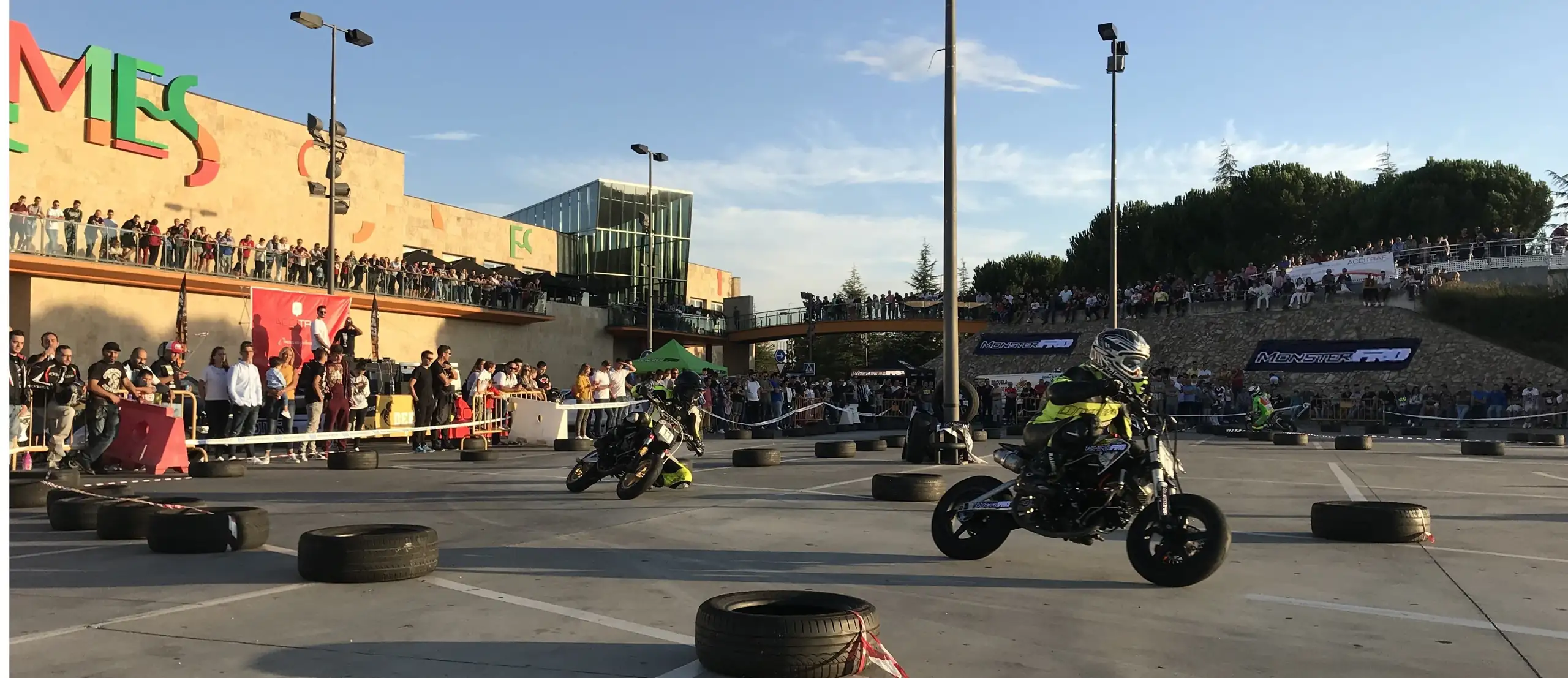 Exhibición de MonsterPRO en el centro comercial El Tormes de Salamanca